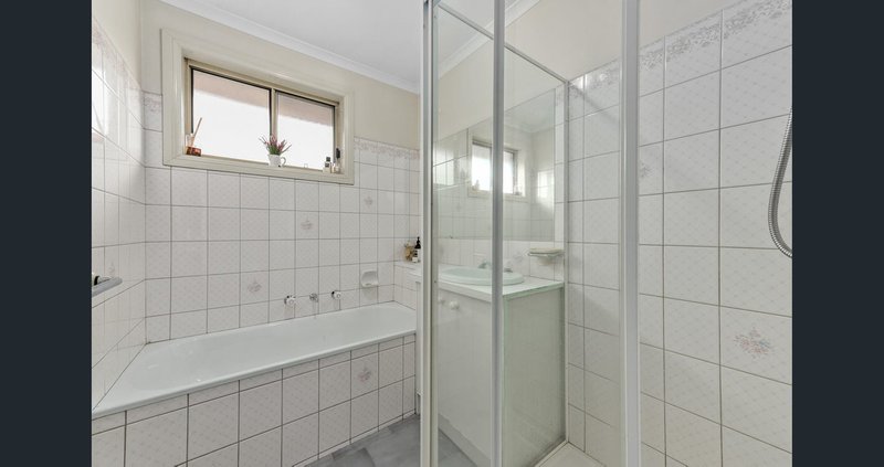 Photo - 2/171 Outlook Drive, Dandenong North VIC 3175 - Image 4