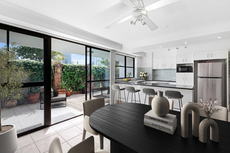 Photo - 2/18 Commodore Drive, Surfers Paradise QLD 4217 - Image 5