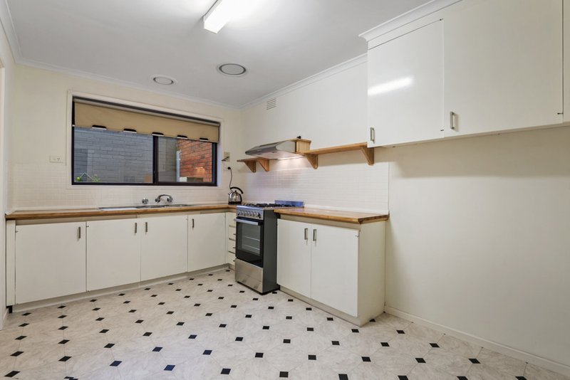 Photo - 2/18 Duffy Street, Reservoir VIC 3073 - Image 5