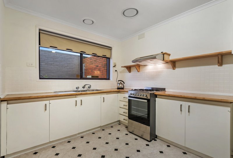 Photo - 2/18 Duffy Street, Reservoir VIC 3073 - Image 7