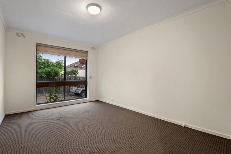 Photo - 2/18 Duffy Street, Reservoir VIC 3073 - Image 8