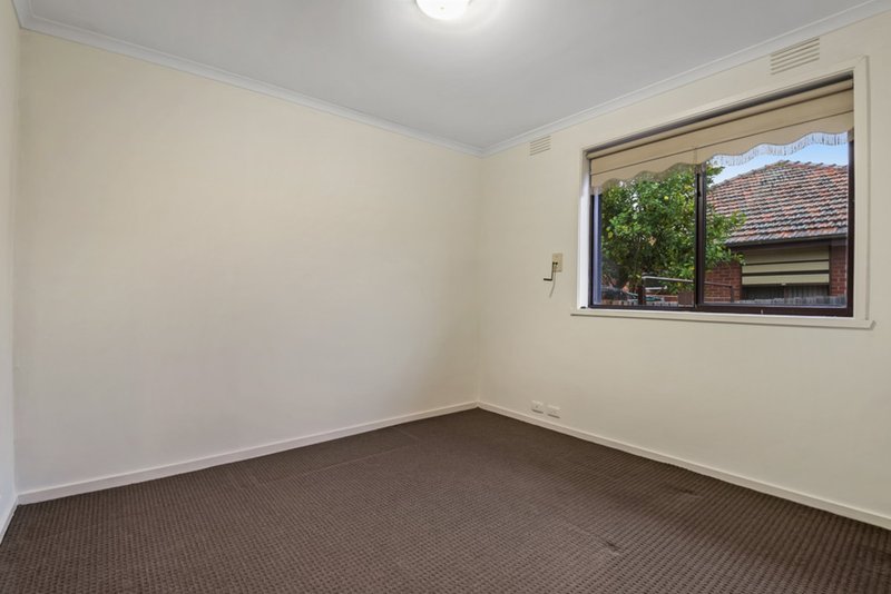 Photo - 2/18 Duffy Street, Reservoir VIC 3073 - Image 9