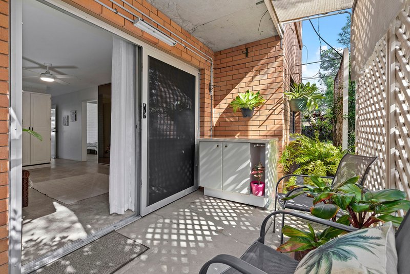 Photo - 2/18 Glenalva Terrace, Alderley QLD 4051 - Image 11