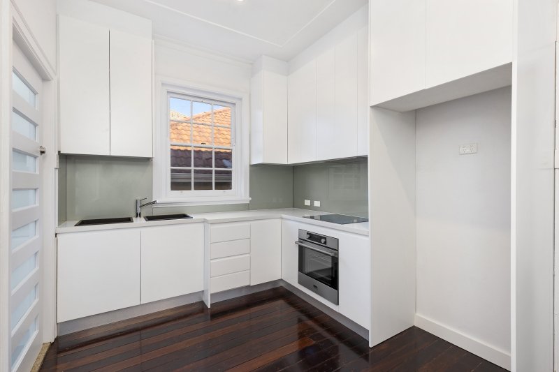 Photo - 2/18 Hastings Parade, North Bondi NSW 2026 - Image 3