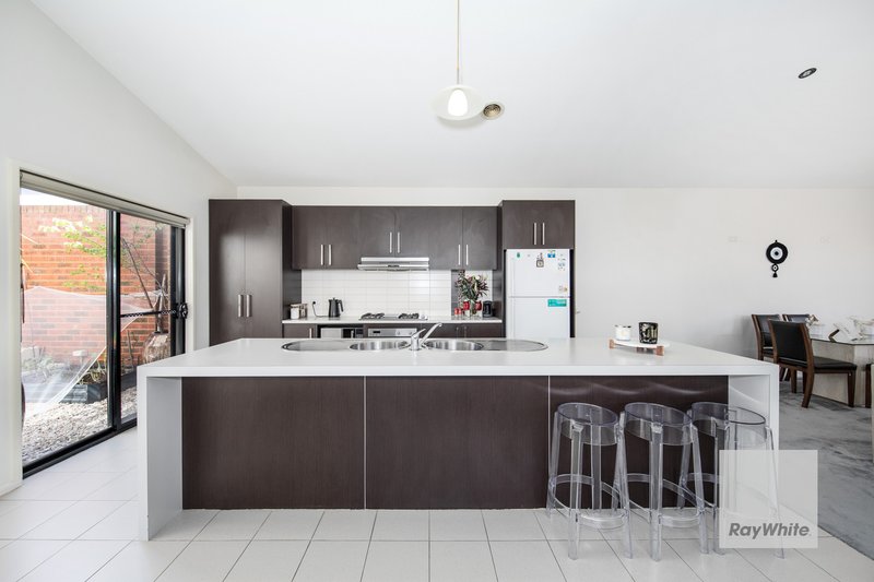 Photo - 2/18 Jade Way, Hillside VIC 3037 - Image 3