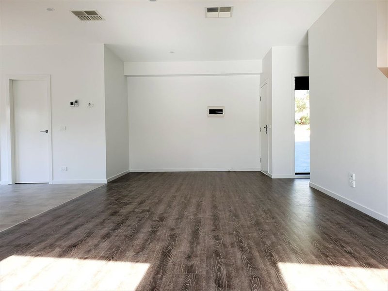 Photo - 2/18 Melwood Court, Meadow Heights VIC 3048 - Image 6