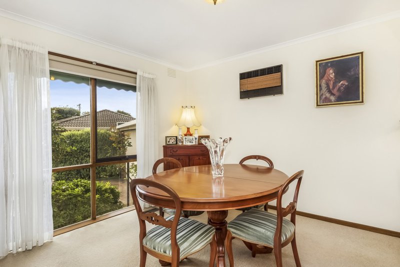 Photo - 2/18 Morshead Avenue, Mount Waverley VIC 3149 - Image 6