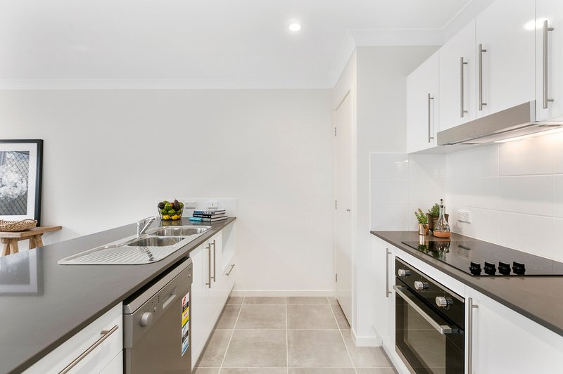 Photo - 2/18 Seaford Street, Wynnum QLD 4178 - Image 2