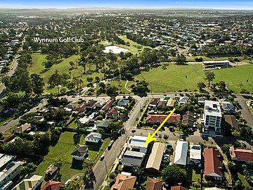 Photo - 2/18 Seaford Street, Wynnum QLD 4178 - Image 11