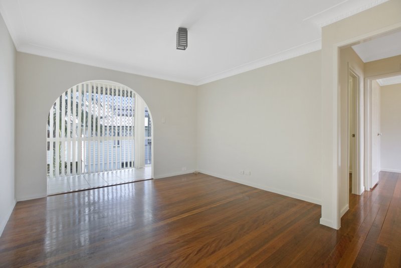 Photo - 2/18 Victor Street, Holland Park QLD 4121 - Image 2