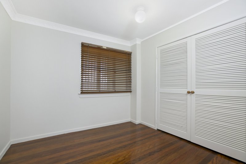 Photo - 2/18 Victor Street, Holland Park QLD 4121 - Image 4