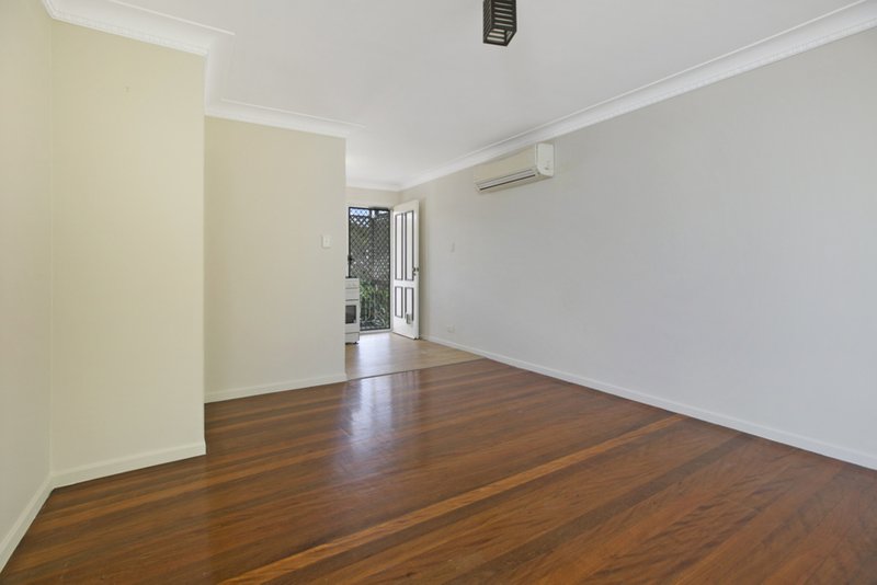 Photo - 2/18 Victor Street, Holland Park QLD 4121 - Image 7