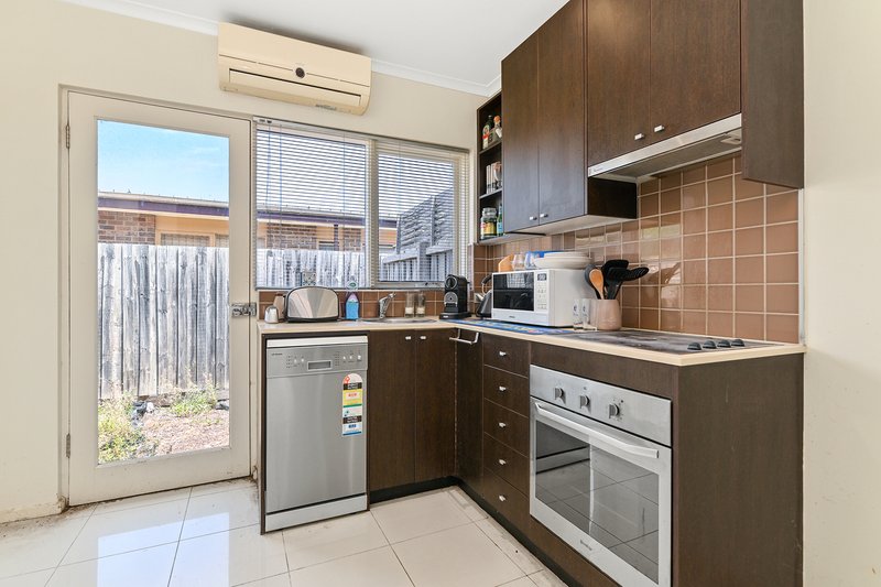 Photo - 2/18 Wordsworth Avenue, Clayton South VIC 3169 - Image 3