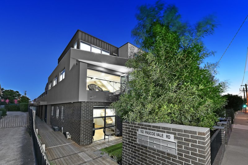 Photo - 2/182 Pascoe Vale Road, Moonee Ponds VIC 3039 - Image 2