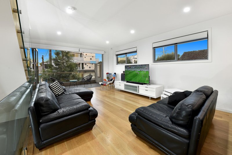 Photo - 2/182 Pascoe Vale Road, Moonee Ponds VIC 3039 - Image 5