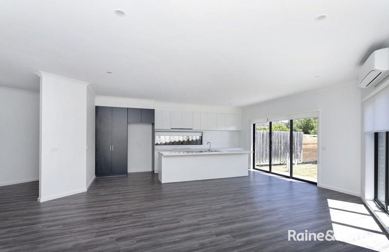 Photo - 2/183b Purinuan Road, Reservoir VIC 3073 - Image 4