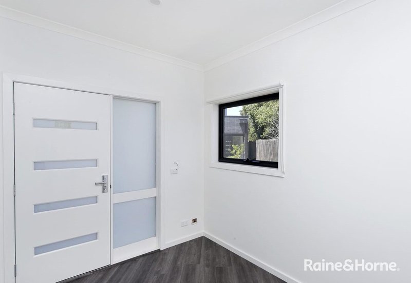 Photo - 2/183b Purinuan Road, Reservoir VIC 3073 - Image 5