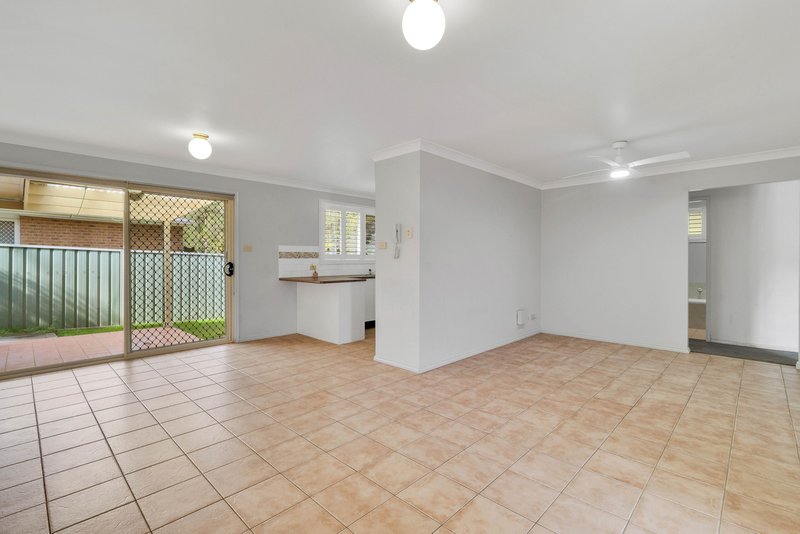 Photo - 2/19-21 Bomaderry Crescent, Glenning Valley NSW 2261 - Image 4