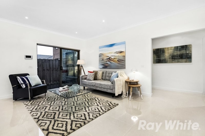 Photo - 2/19 Dion Road, Glen Waverley VIC 3150 - Image 3