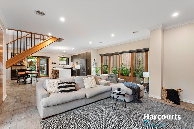 Photo - 2/19 Herbert Street, Mount Waverley VIC 3149 - Image 2