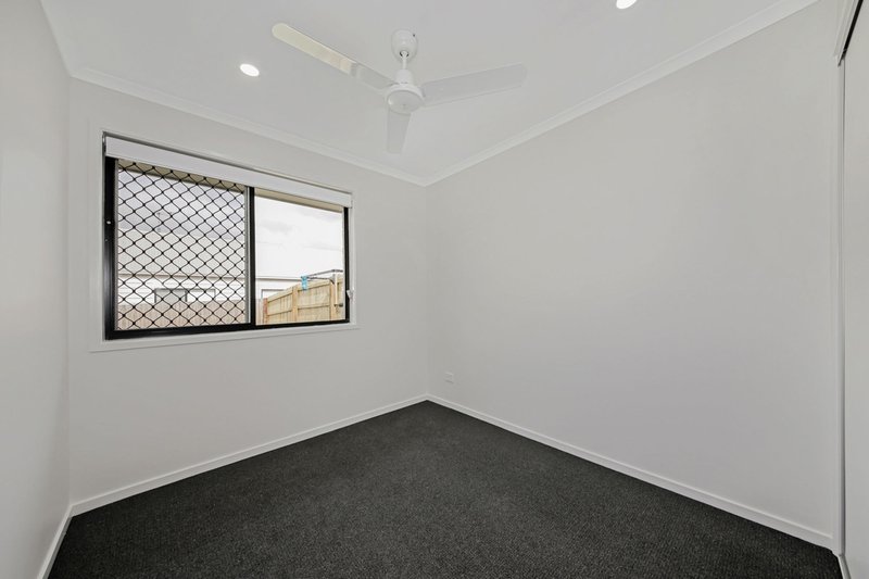 Photo - 2/19 Mount Wheeler Street, Park Ridge QLD 4125 - Image 4