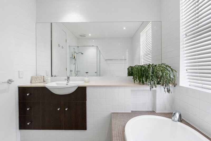 Photo - 2/19 Paradise Island, Surfers Paradise QLD 4217 - Image 17