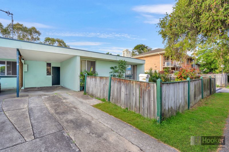 Photo - 2/19 Robert Street, Labrador QLD 4215 - Image 6