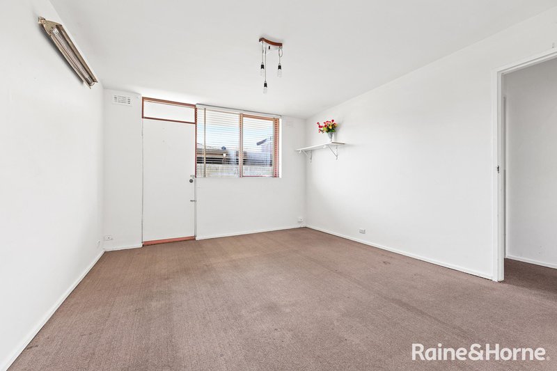 Photo - 2/19 St Albans Road, St Albans VIC 3021 - Image 4