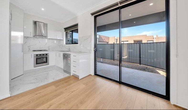Photo - 2/19 Tableland Road, Tarneit VIC 3029 - Image 4