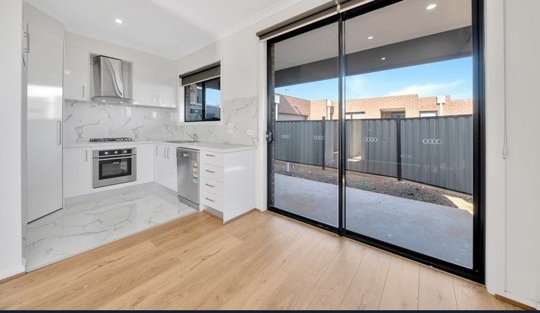 Photo - 2/19 Tableland Road, Tarneit VIC 3029 - Image 5