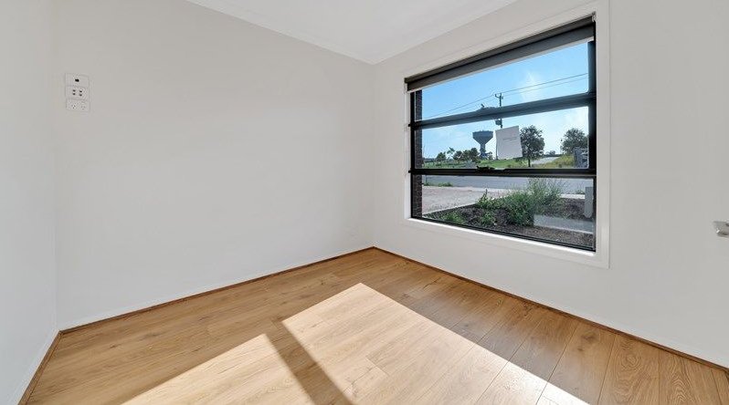 Photo - 2/19 Tableland Road, Tarneit VIC 3029 - Image 7