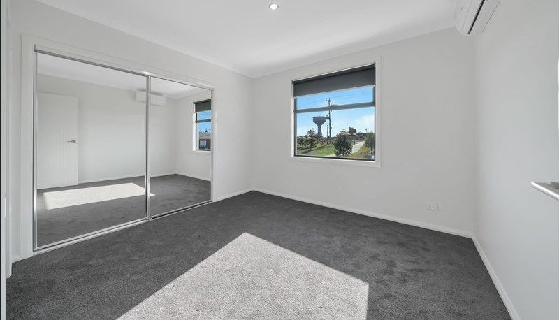 Photo - 2/19 Tableland Road, Tarneit VIC 3029 - Image 8