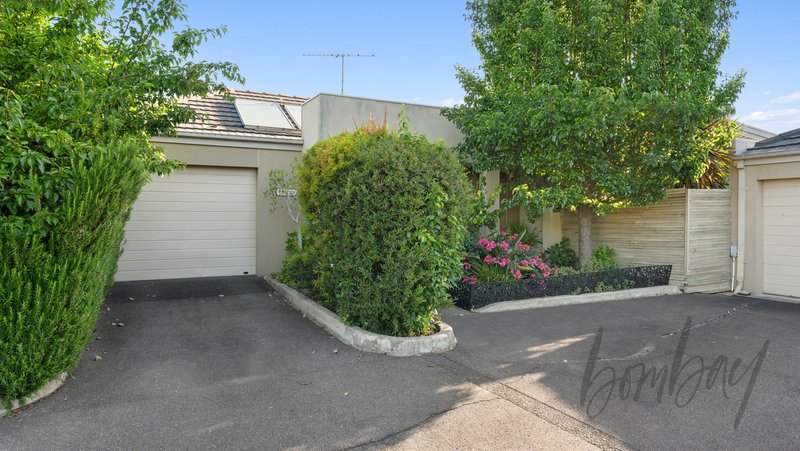 Photo - 2/2-10 Creekwood Drive, Craigieburn VIC 3064 - Image 2