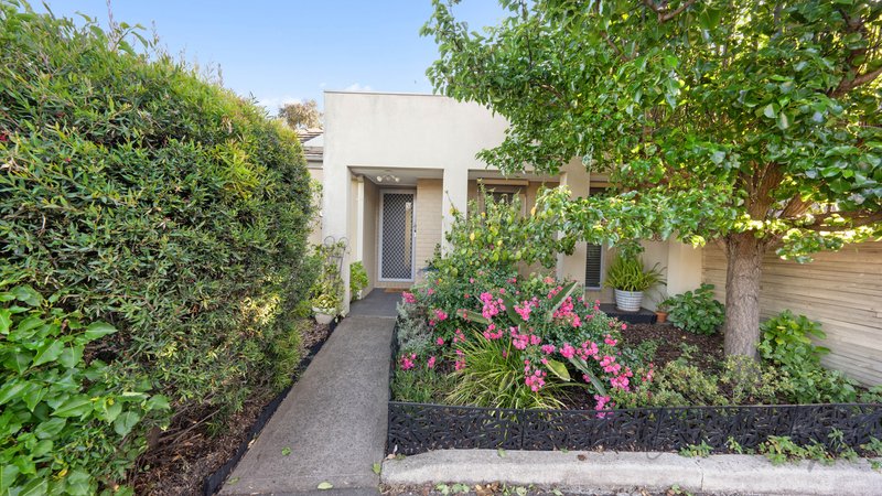 Photo - 2/2-10 Creekwood Drive, Craigieburn VIC 3064 - Image 4