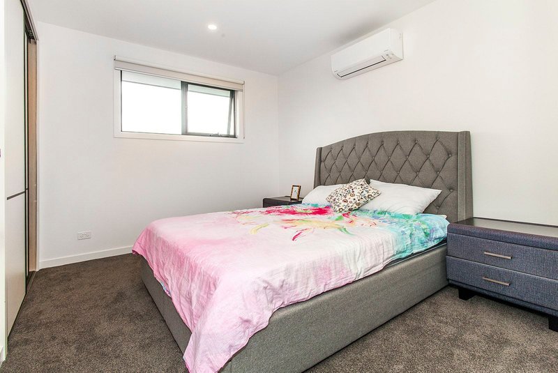 Photo - 2/2-4 Delmore Crescent, Glen Waverley VIC 3150 - Image 8