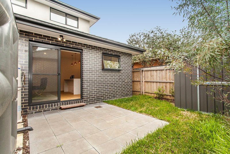 Photo - 2/2-4 Delmore Crescent, Glen Waverley VIC 3150 - Image 11