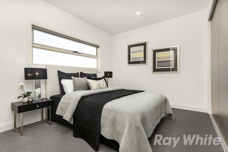 Photo - 2/2 Adams Avenue, Glen Waverley VIC 3150 - Image 5