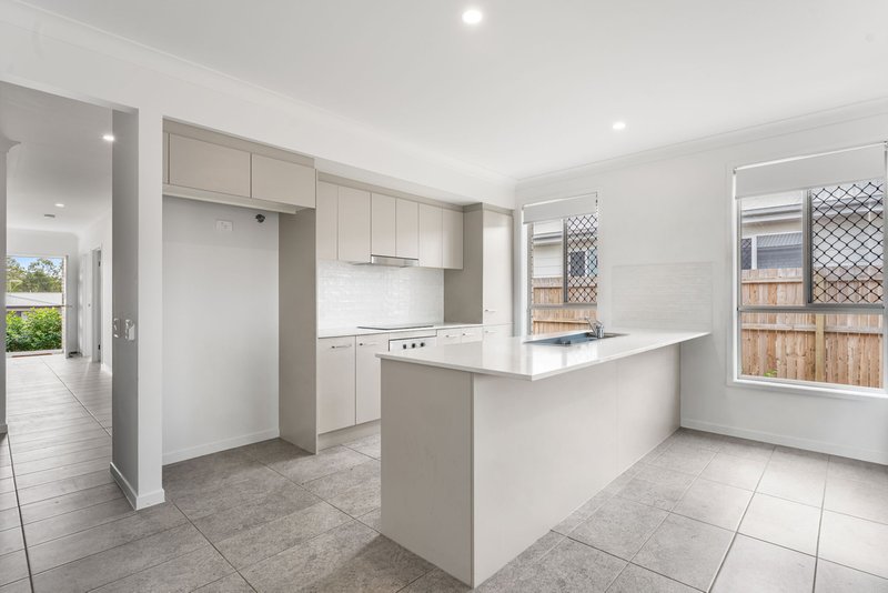 Photo - 22 Alexander Place, Gleneagle QLD 4285 - Image 4