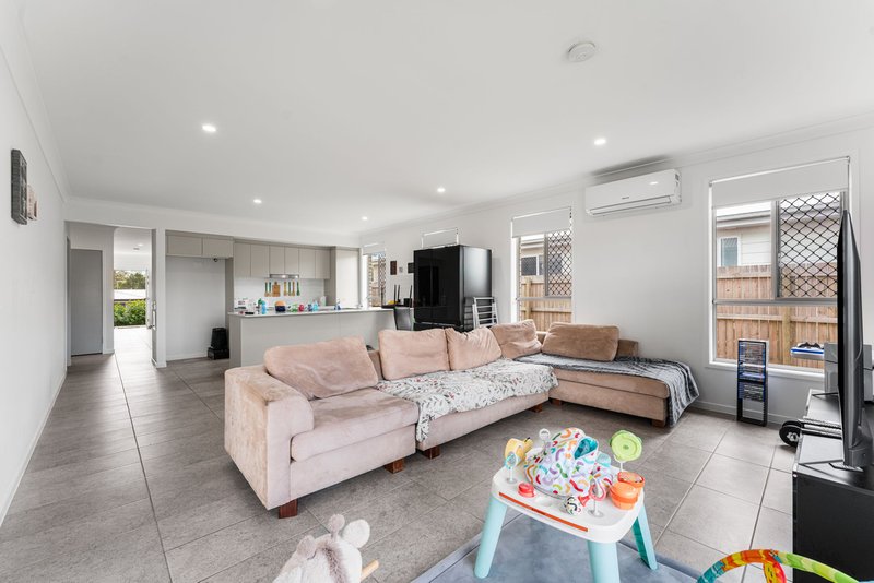 Photo - 22 Alexander Place, Gleneagle QLD 4285 - Image 5