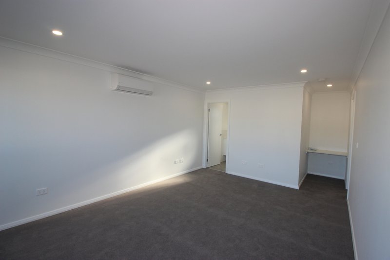 Photo - 22 Alight Circuit, Cameron Park NSW 2285 - Image 13