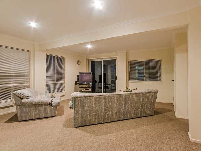 Photo - 22 Amethyst Court, Carrara QLD 4211 - Image 11