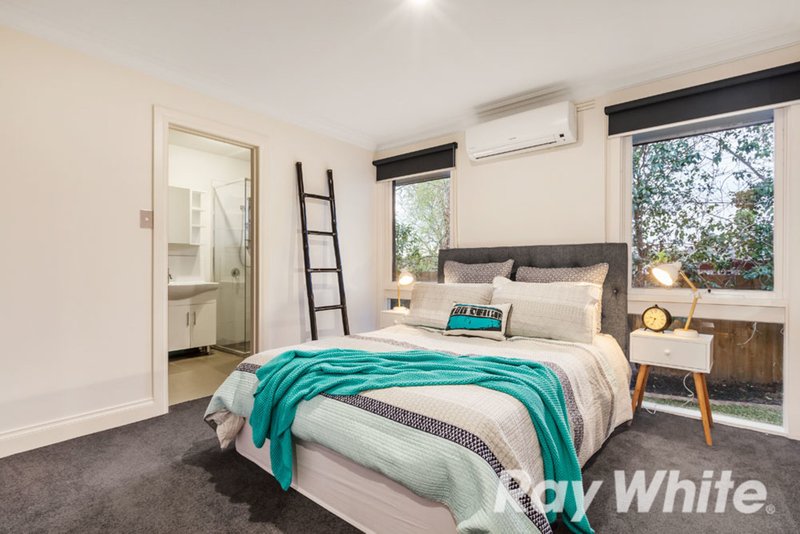 Photo - 22 Aminya Crescent, Yallambie VIC 3085 - Image 6