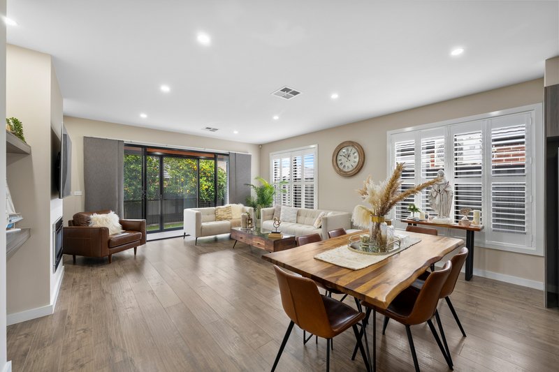 Photo - 22 Aqua Rise, Craigieburn VIC 3064 - Image 3