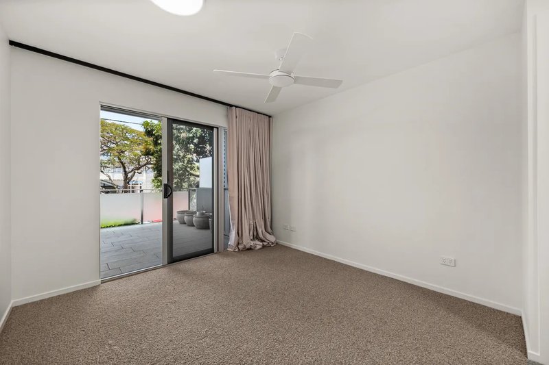 Photo - 2/2 Barramul Street, Bulimba QLD 4171 - Image 4