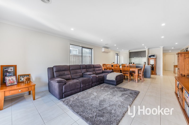 Photo - 22 Belmont Crescent, Pakenham VIC 3810 - Image 3