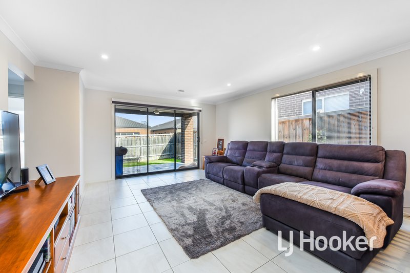 Photo - 22 Belmont Crescent, Pakenham VIC 3810 - Image 4