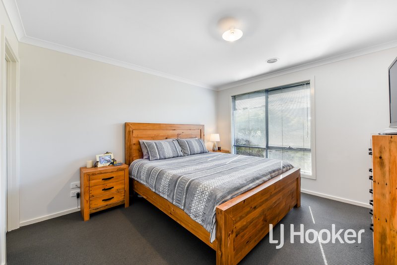 Photo - 22 Belmont Crescent, Pakenham VIC 3810 - Image 5