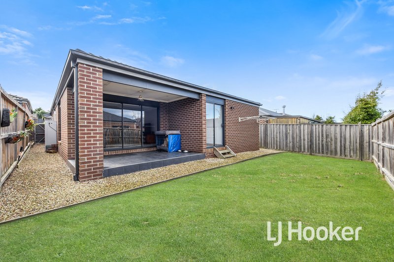 Photo - 22 Belmont Crescent, Pakenham VIC 3810 - Image 8