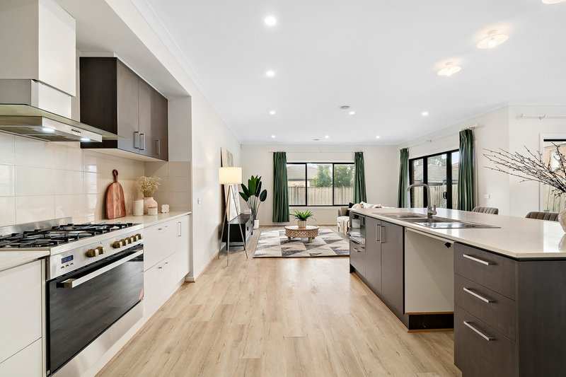 Photo - 22 Bowral Avenue, Point Cook VIC 3030 - Image 4