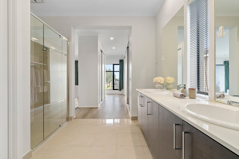 Photo - 22 Bowral Avenue, Point Cook VIC 3030 - Image 7